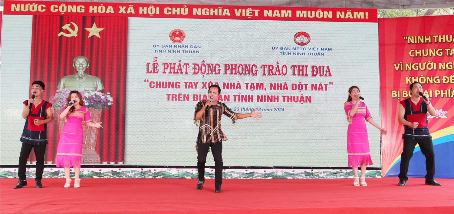 Chương trình văn nghệ chào mừng Lễ Phát động Phong trào thi đua xóa nhà tạm, nhà dột nát cho hộ nghèo. 