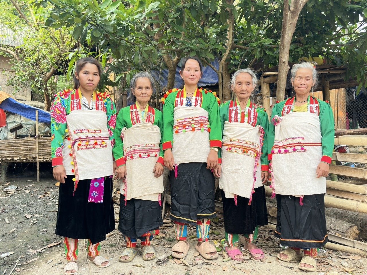 Bộ trang phục nữ đồng bào dân tộc Mảng