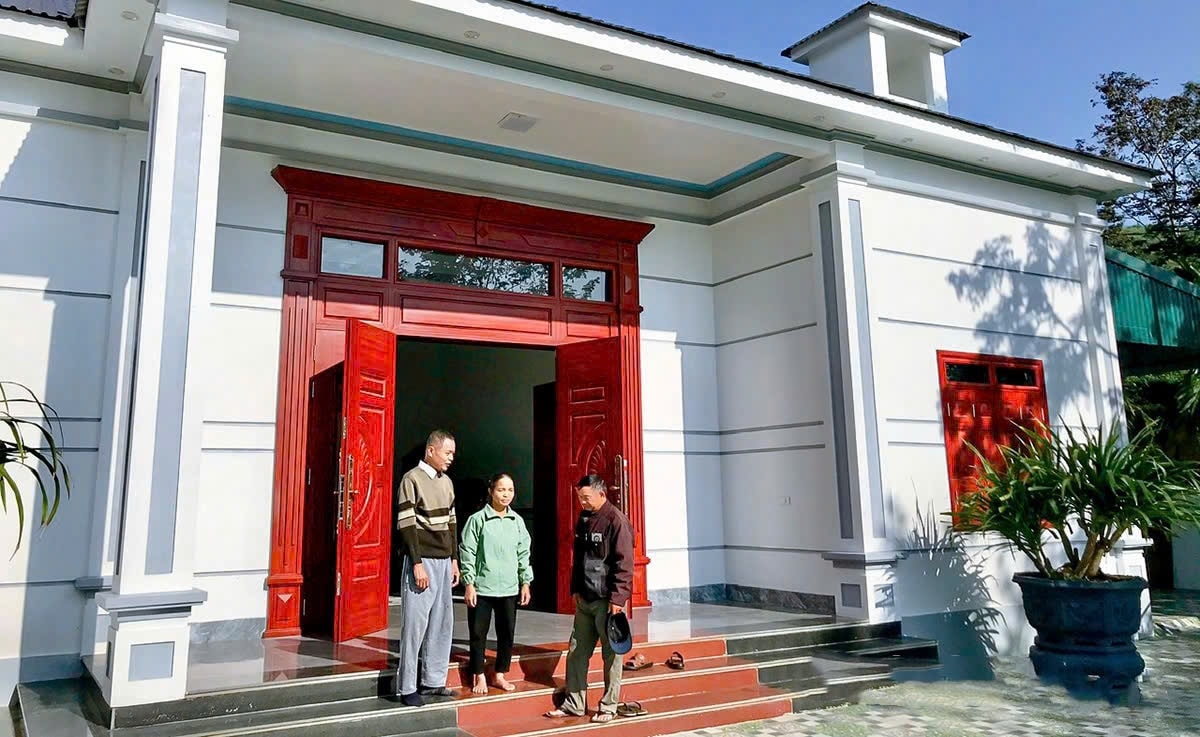 Ngôi nhà xây khang trang gia đình ông Hoàng Quang Công, thôn Phúc Lộc, xã Phúc Ứng (Sơn Dương). Ngôi nhà xây khang trang gia đình ông Hoàng Quang Công, thôn Phúc Lộc, xã Phúc Ứng (Sơn Dương).