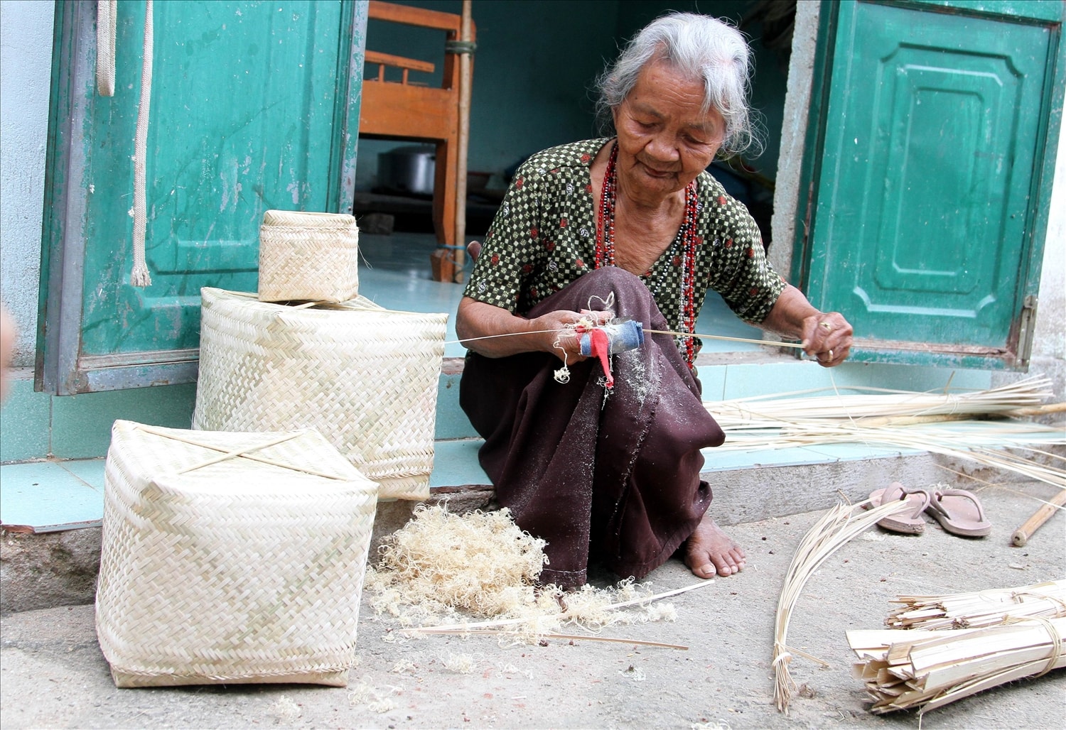 Bà Ta Cai Gia Thị Ớ, người cao tuổi ở Rồ Ôn có trên 50 năm gắn bó với nghề mây tre đan. Bà Ta Cai Gia Thị Ớ, người cao tuổi ở Rồ Ôn có trên 50 năm gắn bó với nghề mây tre đan.