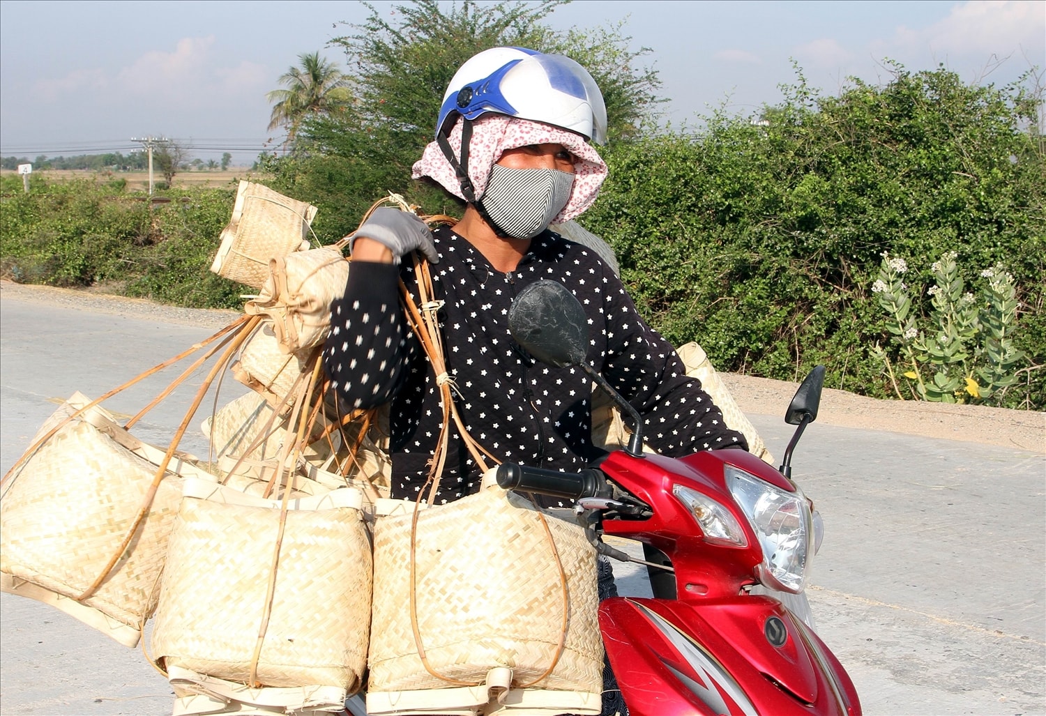 : Sản phẩm mây tre đan của đồng bào Raglay thôn Rồ Ôn được thương lái thu mua đưa đến bán lại cho vùng đồng bào Chăm. : Sản phẩm mây tre đan của đồng bào Raglay thôn Rồ Ôn được thương lái thu mua đưa đến bán lại cho vùng đồng bào Chăm.