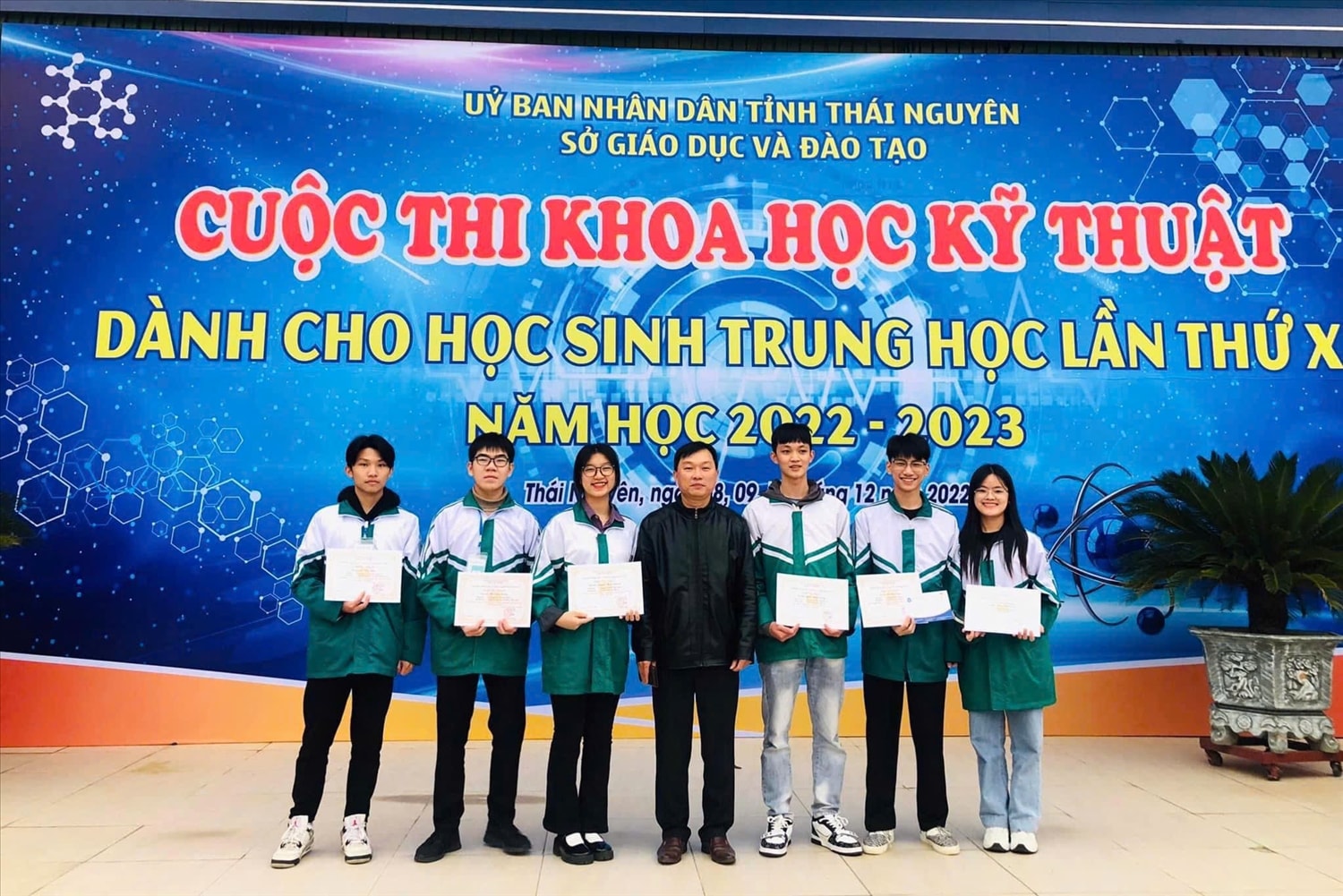 Đỗ Anh Tuấn (đứng thứ 2 tính từ bên phải) tích cực tham gia các hoạt động khoa học Đỗ Anh Tuấn (đứng thứ 2 tính từ bên phải) tích cực tham gia các hoạt động khoa học