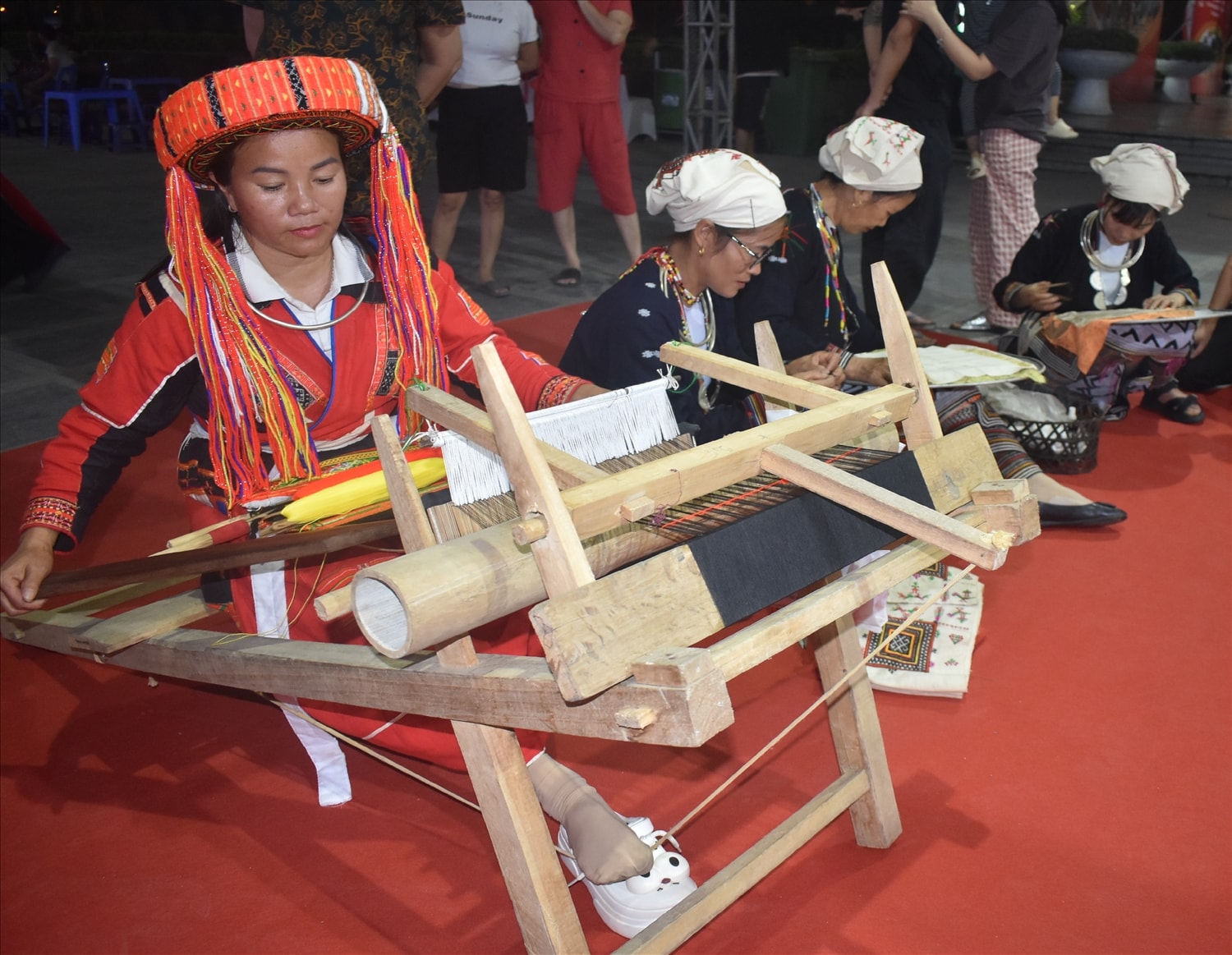 Trình diễn dệt thổ cẩm Pà Thẻn và thêu của người Dao (Tuyên Quang) 