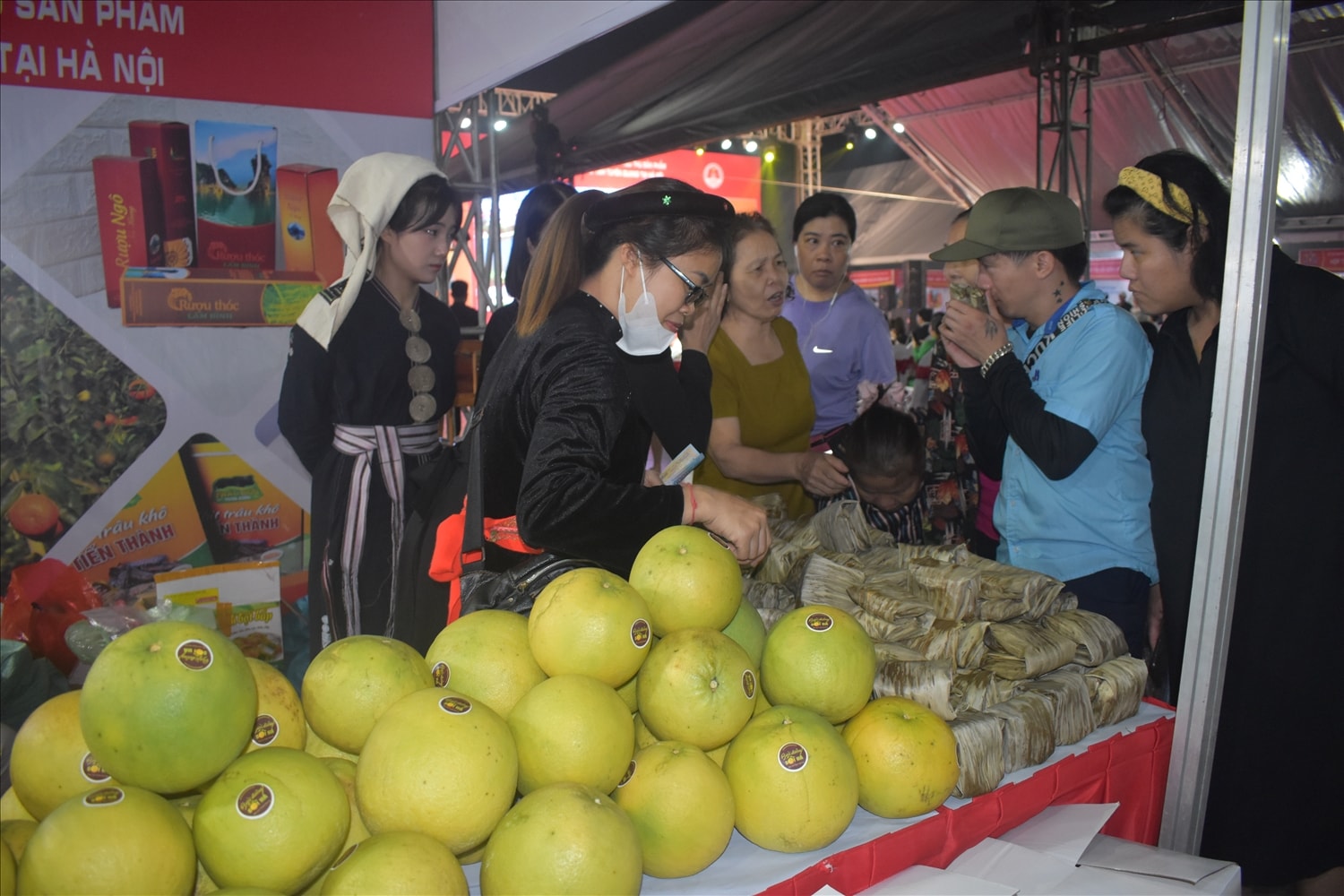 Đặc sản bưởi Soi Hà và bánh gai được giới thiệu tại Tuần hàng thương mại, nông sản, du lịch, đầu tư kết nối tiêu thụ sản phẩm vùng đồng bào DTTS và miền núi tỉnh Tuyên Quang năm 2024