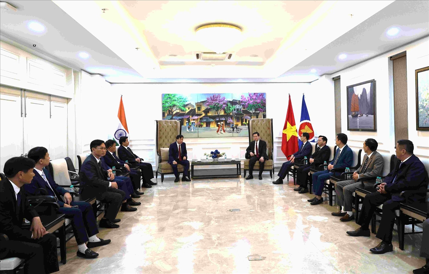 Quang cảnh buổi làm việc. Quang cảnh buổi làm việc.