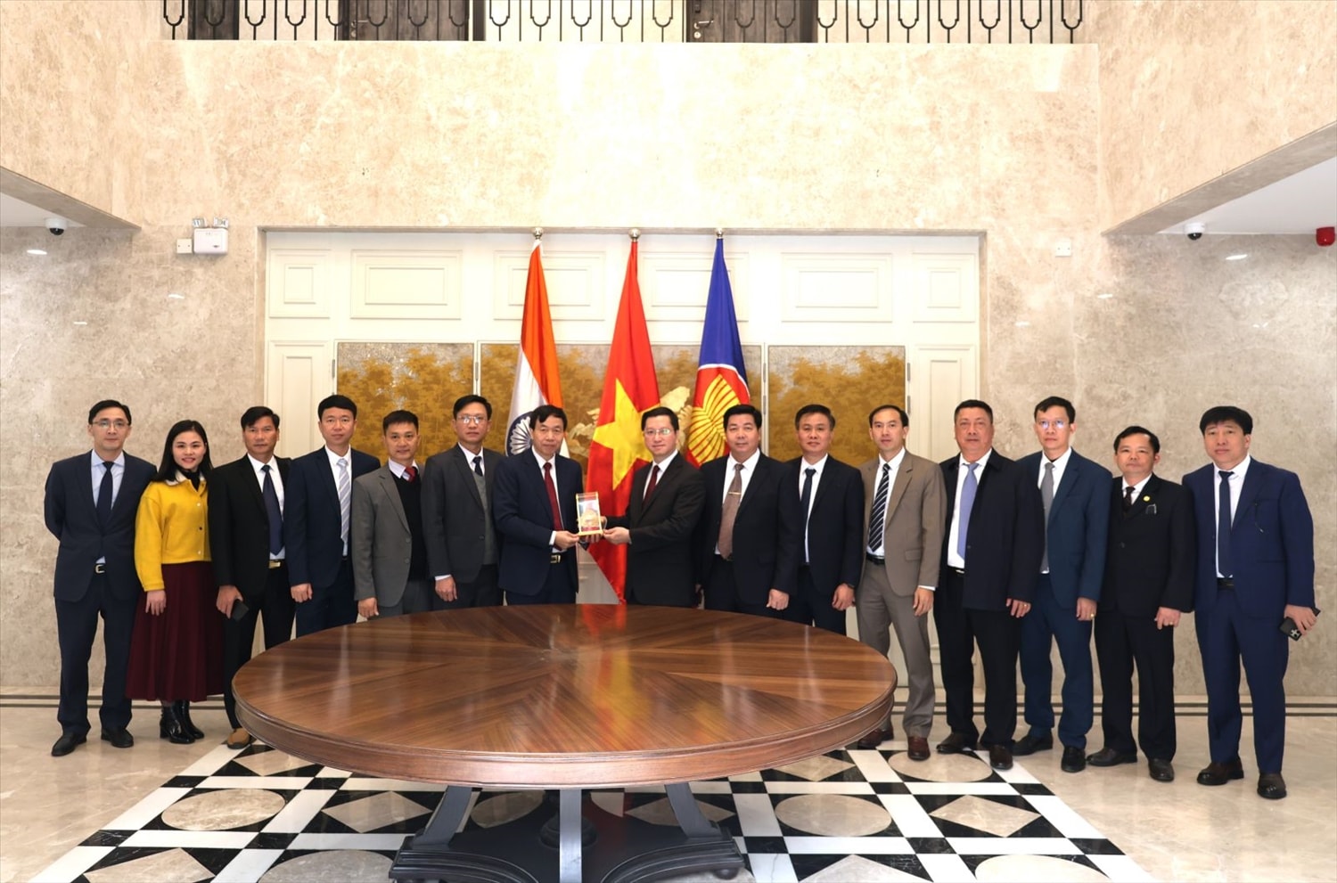 Đoàn công tác và Đại sứ quán chụp ảnh lưu niệm sau buổi làm việc. Đoàn công tác và Đại sứ quán chụp ảnh lưu niệm sau buổi làm việc.