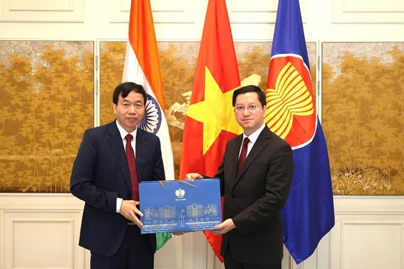 Chủ tịch UBND tỉnh Lê Văn Lương tặng các sản phẩm OCOP tỉnh Lai Châu tới Đại sứ Nguyễn Thanh Hải. Chủ tịch UBND tỉnh Lê Văn Lương tặng các sản phẩm OCOP tỉnh Lai Châu tới Đại sứ Nguyễn Thanh Hải.