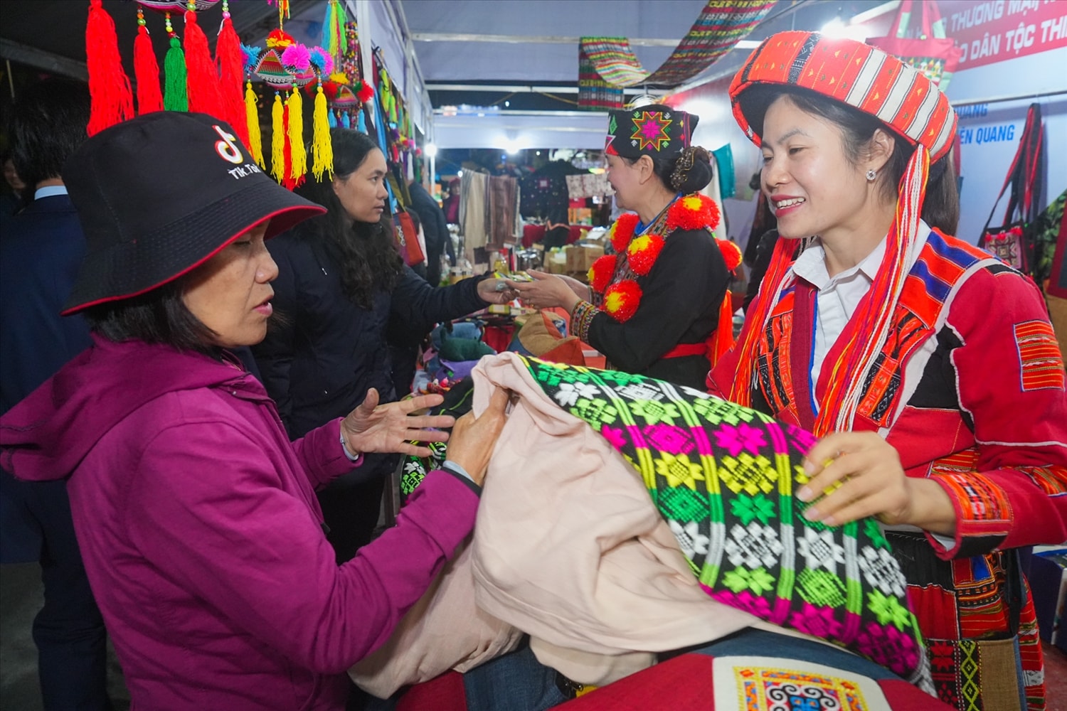 Người dân đất Cảng tham quan gian hàng trưng bày sản phẩm thổ cẩm Tuần hàng thương mại, nông sản, du lịch, đầu tư kết nối tiêu thụ sản phẩm vùng đồng bào DTTS và miền núi tỉnh Tuyên Quang năm 2024  