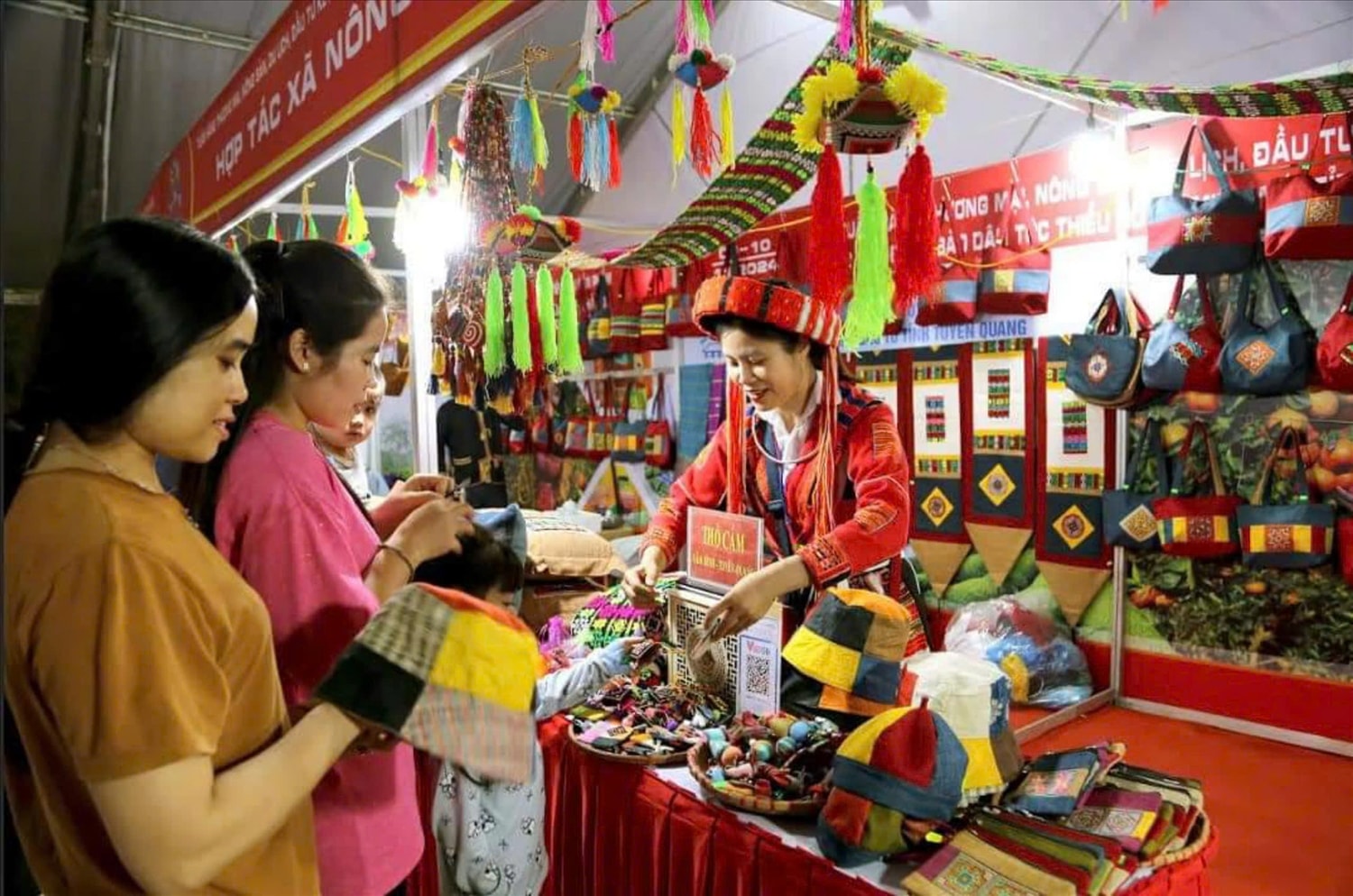 Người dân Thủ đô thích thú xem các mặt hàng thêu thổ cẩm truyền thống của đồng bào dân tộc Pà Thẻn.