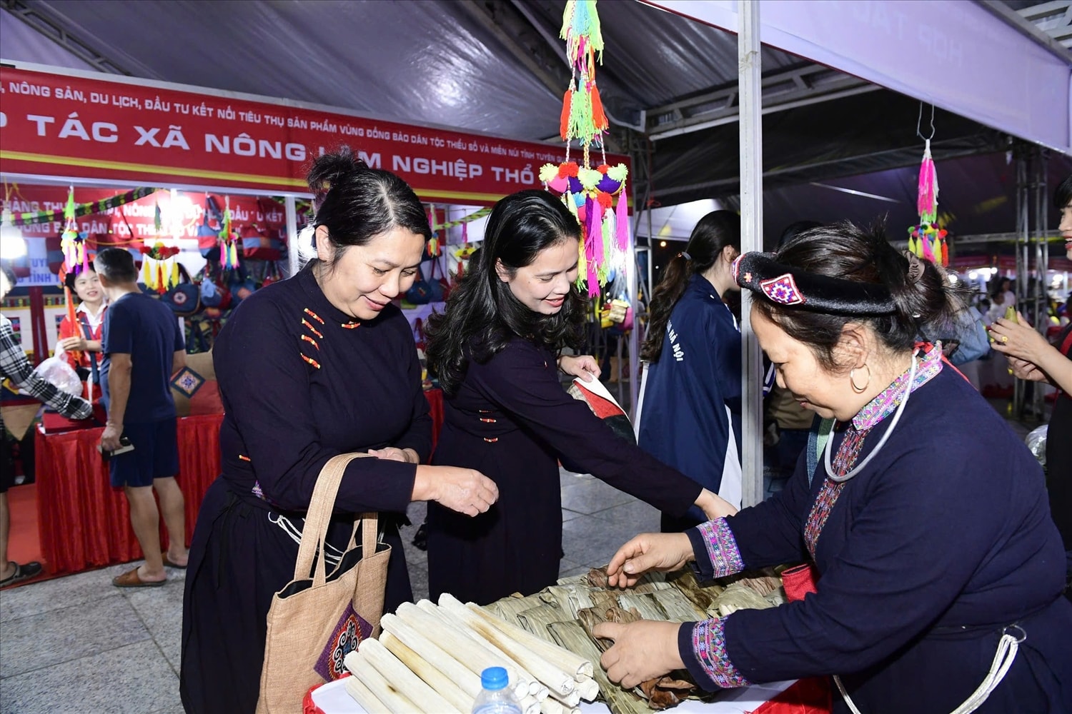 gian hàng trưng bày sản phẩm cơm lam và bánh gai của đồng bào Tày Tuyên Quang