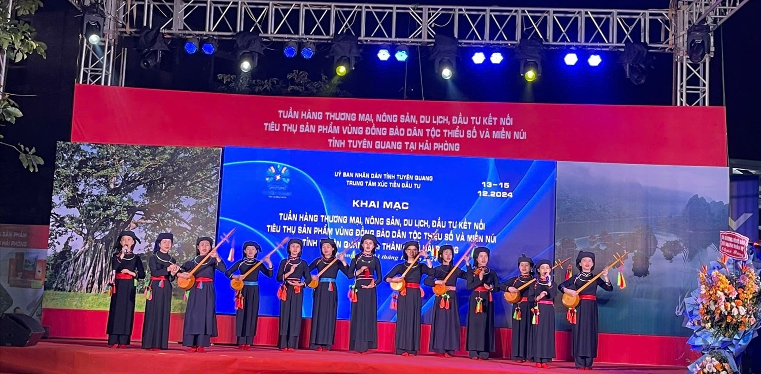 Các nghệ nhân trình diễn hát Then- đàn Tính tại Tuần hàng thương mại, nông sản, du lịch, đầu tư kết nối tiêu thụ sản phẩm vùng đồng bào DTTS và miền núi tỉnh Tuyên Quang năm 2024.