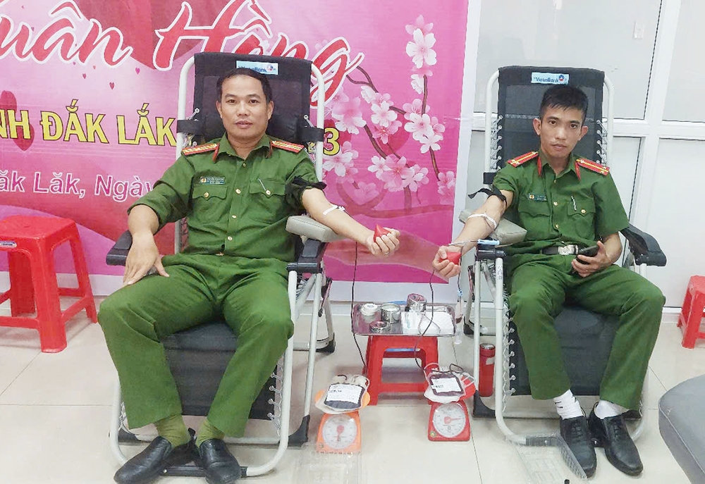 Hai cán bộ Công an xã Nâm Nung chạy xe vượt hơn 60 km để hiến máu cứu người