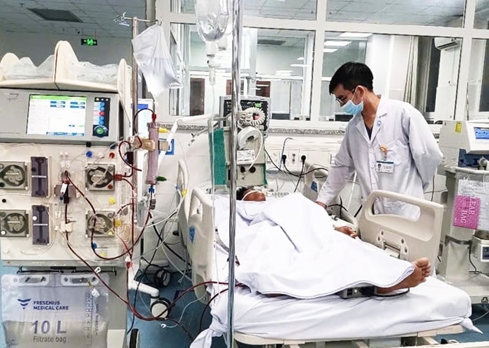 Các bác sĩ theo dõi tình trạng các bệnh nhân nghi ngộ độc rượu (Methanol) tại Khoa Hồi sức tích cực và chống độc Bệnh viện Vũng Tàu. Ảnh: TL Các bác sĩ theo dõi tình trạng các bệnh nhân nghi ngộ độc rượu (Methanol) tại Khoa Hồi sức tích cực và chống độc Bệnh viện Vũng Tàu. Ảnh: TL