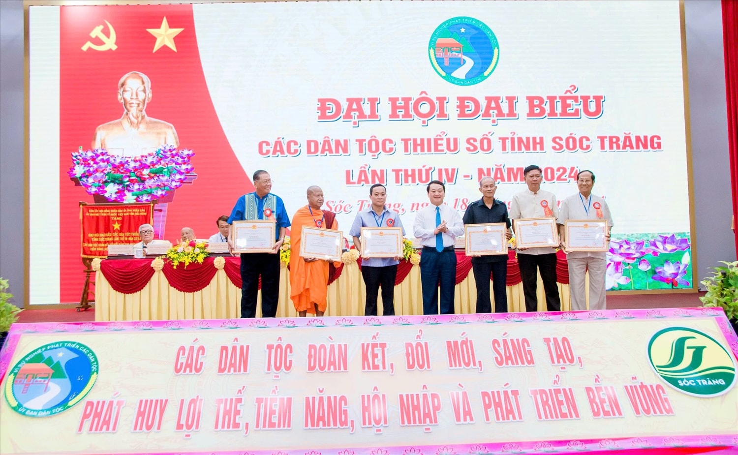 Hòa thượng Thạch Sông làm trụ trì chùa Bâng Tone Sa ( Người mặc áo cà sa) nhận Bằng khen của Bộ trưởng, Chủ nhiệm Uỷ ban Dân tộc, đã có thành tích xuất sắc trong thực hiện công tác dân tộc và chính sách dân tộc của Đảng, Nhà nước