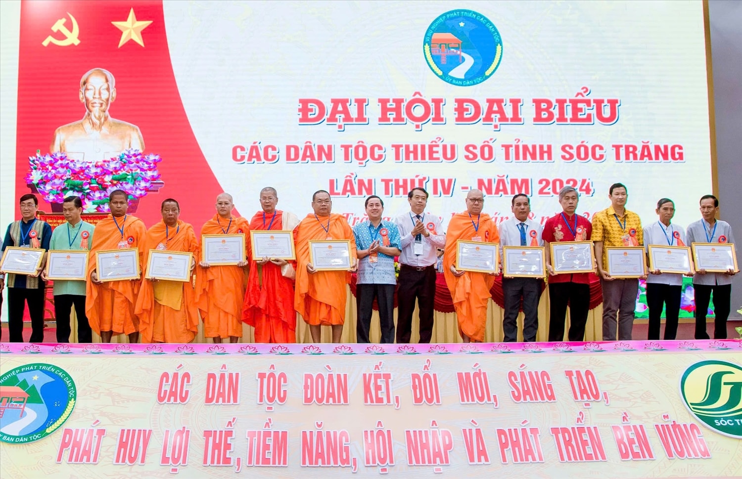  Thượng toạ Trần Văn Tha( người thứ 5 từ trái qua),  Chánh Thư ký Hội Đoàn kết sư sãi yêu nước tỉnh,  trụ trì chùa Tà Mơn thuộc huyện ven biển Trần Đề, nhận Bằng khen của Chủ tịch UBND tỉnh nhân dịp Đại hội  đại biểu các DTTS tỉnh Sóc Trăng lần IV, năm 2024