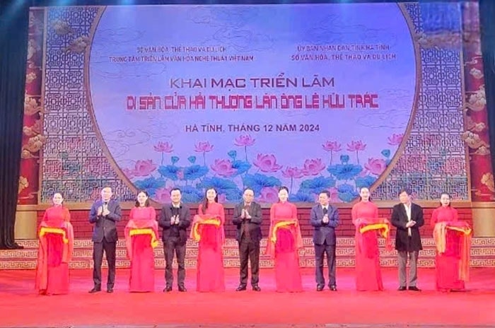 Lãnh đạo Bộ Văn hóa, Thể thao và Du lịch và tỉnh Hà Tĩnh cắt băng khai trương triển lãm Lãnh đạo Bộ Văn hóa, Thể thao và Du lịch và tỉnh Hà Tĩnh cắt băng khai trương triển lãm