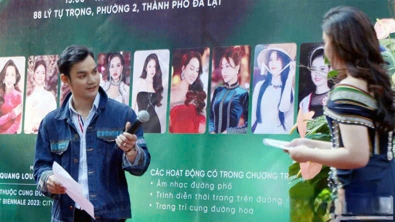 Quỳnh Trâm và mẫu thiết kế từ hoa dã quỳ cùng Model tài năng Thảo Uyên trong đêm trình diễn bộ sưu tập Quỳnh Trâm và mẫu thiết kế từ hoa dã quỳ cùng Model tài năng Thảo Uyên trong đêm trình diễn bộ sưu tập