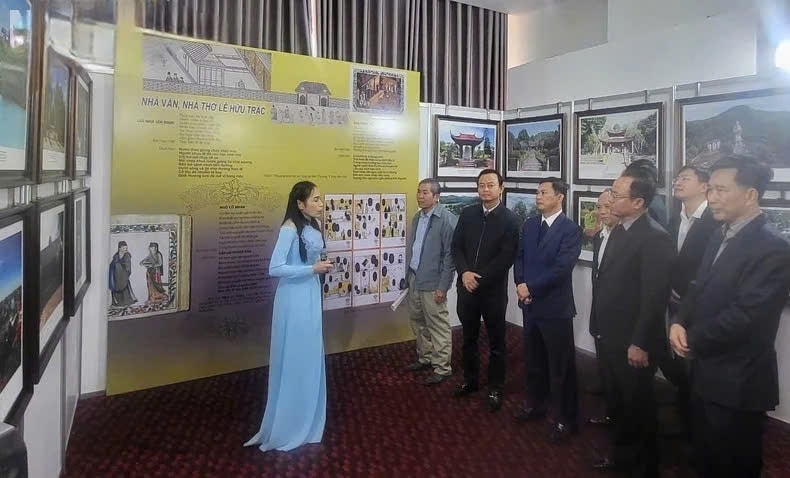 Đại biểu tham quan triển lãm Đại biểu tham quan triển lãm