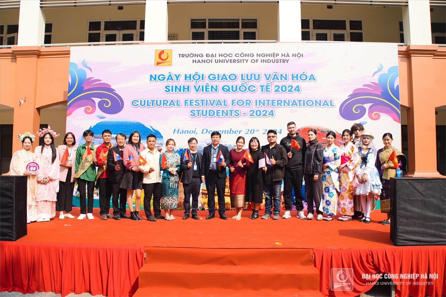  Thầy và trò tại Chương trình ngày hội giao lưu văn hóa sinh viên quốc tế năm 2024