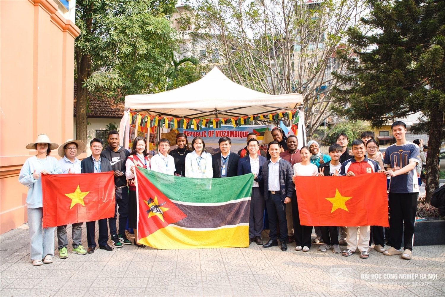 Thầy và trò tại buổi cắm trại tại Chương trình ngày hội giao lưu văn hóa sinh viên quốc tế năm 2024