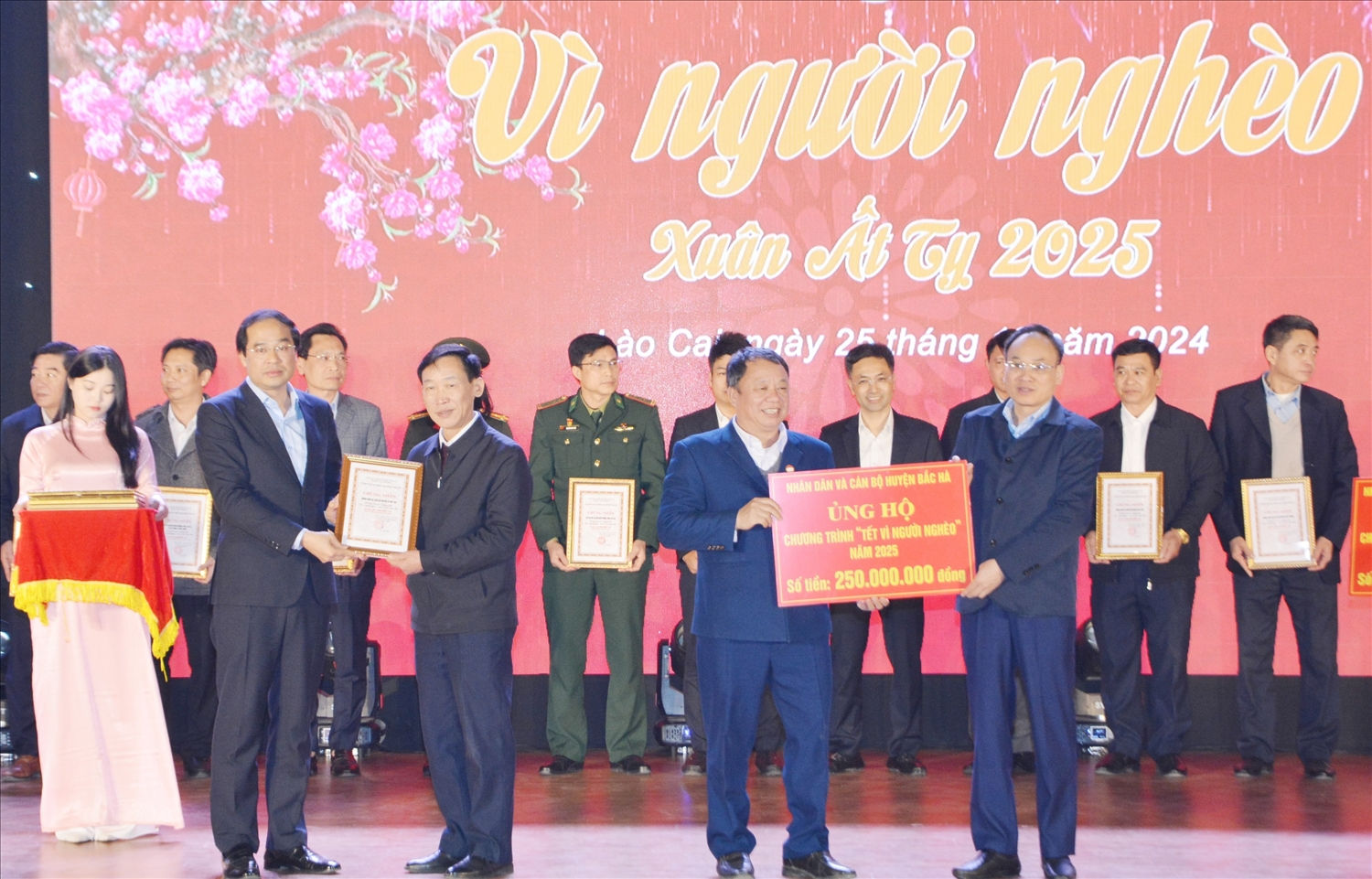 Gần 18 tỷ đồng được các cơ quan, doanh nghiệp, cá nhân ủng hộ tại Chương trình Gần 18 tỷ đồng được các cơ quan, doanh nghiệp, cá nhân ủng hộ tại Chương trình