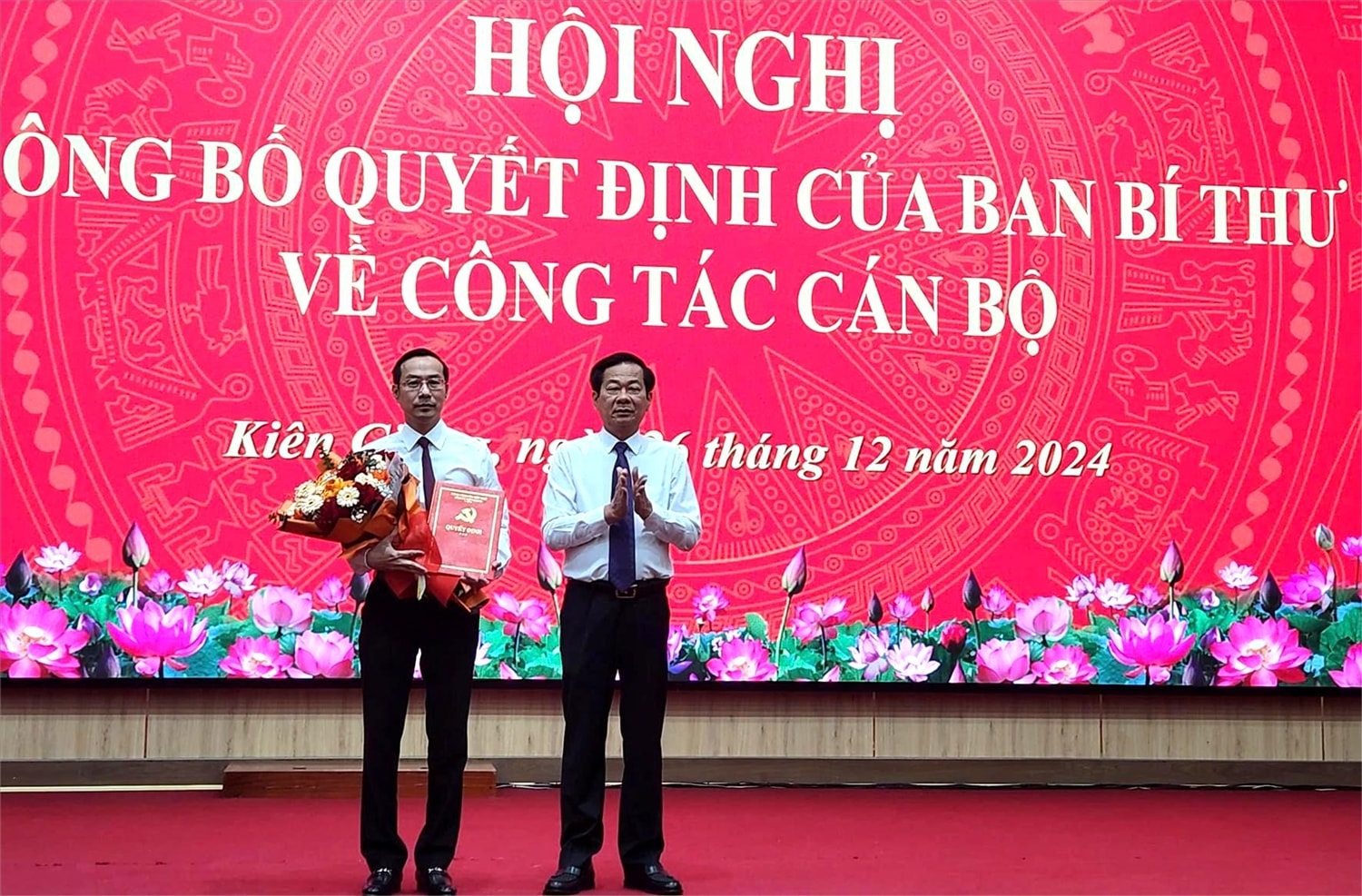 Ông Đỗ Thanh Bình, Bí thư Tỉnh ủy Kiên Giang trao quyết định của Ban Bí thư chuẩn y ông Nguyễn Thanh Nhàn giữ chức Phó Bí thư Tỉnh ủy Kiên Giang nhiệm kỳ 2020-2025