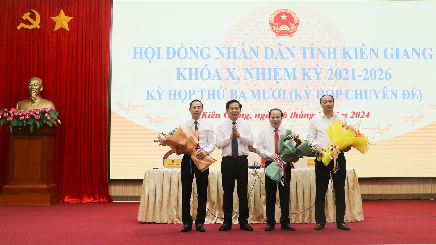 Bí thư Tỉnh ủy Kiên Giang Đỗ Thanh Bình tặng hoa chúc mừng các cán bộ lãnh đạo được HĐND tỉnh Kiên Giang bầu thông qua