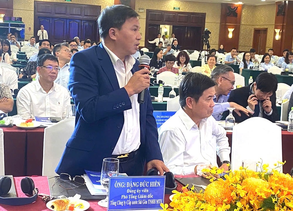 Ông Đặng Đức Hiền - Phó Tổng giám đốc Sawaco, trả lời, giải đáp các câu hỏi tại Hội thảo 