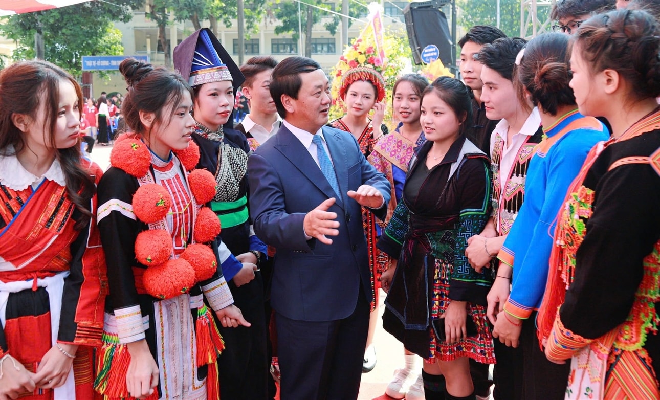 Bộ trưởng Chủ nhiệm UBDT trò chuyện với các em học sinh trường dự bị đại học dân tộc trung ương trong ngày khai giảng Bộ trưởng Chủ nhiệm UBDT trò chuyện với các em học sinh trường Dự bị đại học dân tộc trung ương trong ngày khai giảng