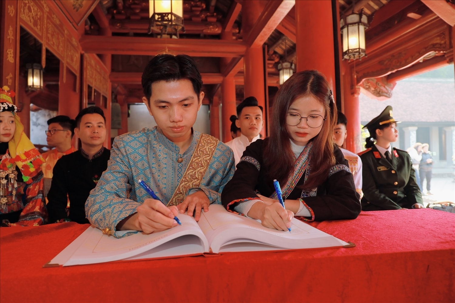 Ghi sổ vàng Văn Miếu – Quốc Tử Giám là một trong những hoạt động thường niên của Lễ tuyên dương