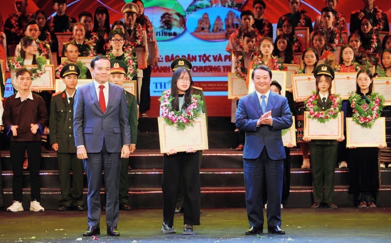 Các đồng chí lãnh đạo Đảng, Nhà nước tặng bằng khen cho các em học sinh, sinh viên, thanh niên DTTS xuất sắc, tiêu biểu năm 2023