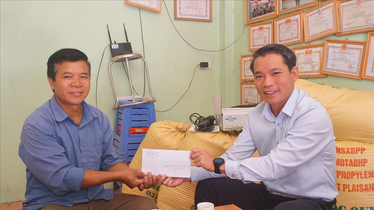 Trưởng Ban Dân tộc Lào Cai Nguyễn Xuân Nhẫn thăm hỏi động viên Người có uy tín trên địa bàn huyện Mường Khương bị ảnh hưởng do thiên tai mưa lũ Trưởng Ban Dân tộc Lào Cai Nguyễn Xuân Nhẫn thăm hỏi động viên Người có uy tín trên địa bàn huyện Mường Khương bị ảnh hưởng do thiên tai mưa lũ