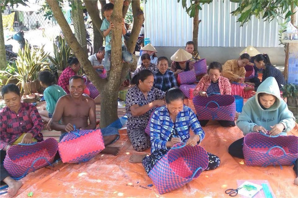 Đào tạo nghề ngắn hạn đã mang lại hiệu quả thiết thực, giúp bà con có việc làm, tăng thêm thu nhập (Trong ảnh:  Một tiết học của bà con tại lớp đan đát thủ công mỹ nghệ tại khóm Sân Chim, phường 2, thị xã Vĩnh Châu, tỉnh Sóc Trăng)