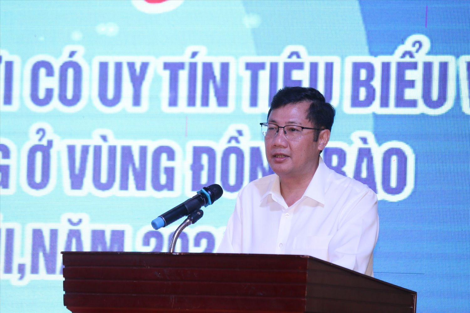 Ông U Minh Nam, Phó trưởng Ban Dân tộc tỉnh Kon Tum phát biểu tại Hội nghị