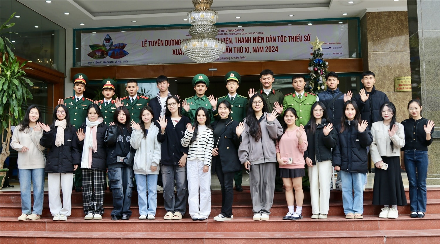 Học sinh, sinh viên, thanh  niên DTTS tham dự lễ Tuyên dương chụp ảnh lưu niệm tại Khách sạn Khăn Quàng Đỏ