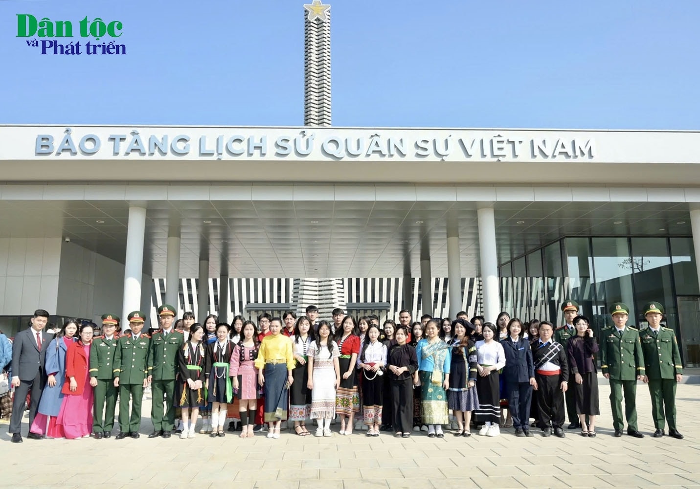 Đoàn HSSV, thanh niên DTTS xuất sắc, tiêu biểu lần thứ XI năm 2024 chụp ảnh lưu niệm tại Bảo tàng Lịch sử Quân sự Việt Nam