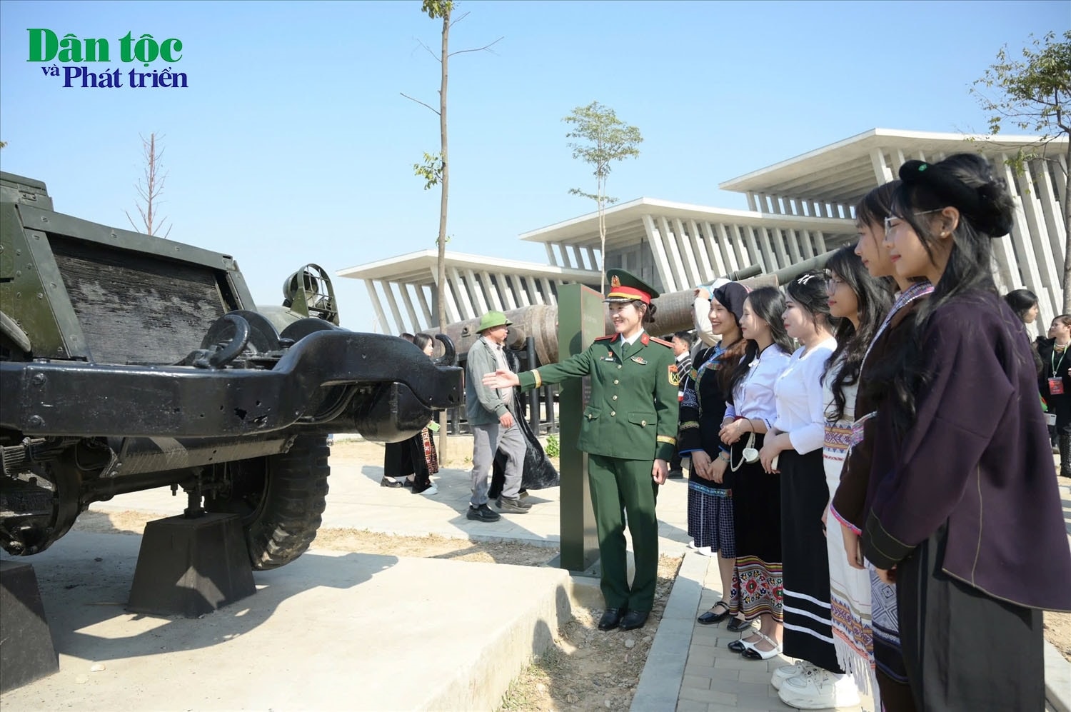 Các em HSSV, thanh niên thích thu khi thăm quan các hiện vật tại Bảo tàng Lịch sử Quân sự Việt Nam