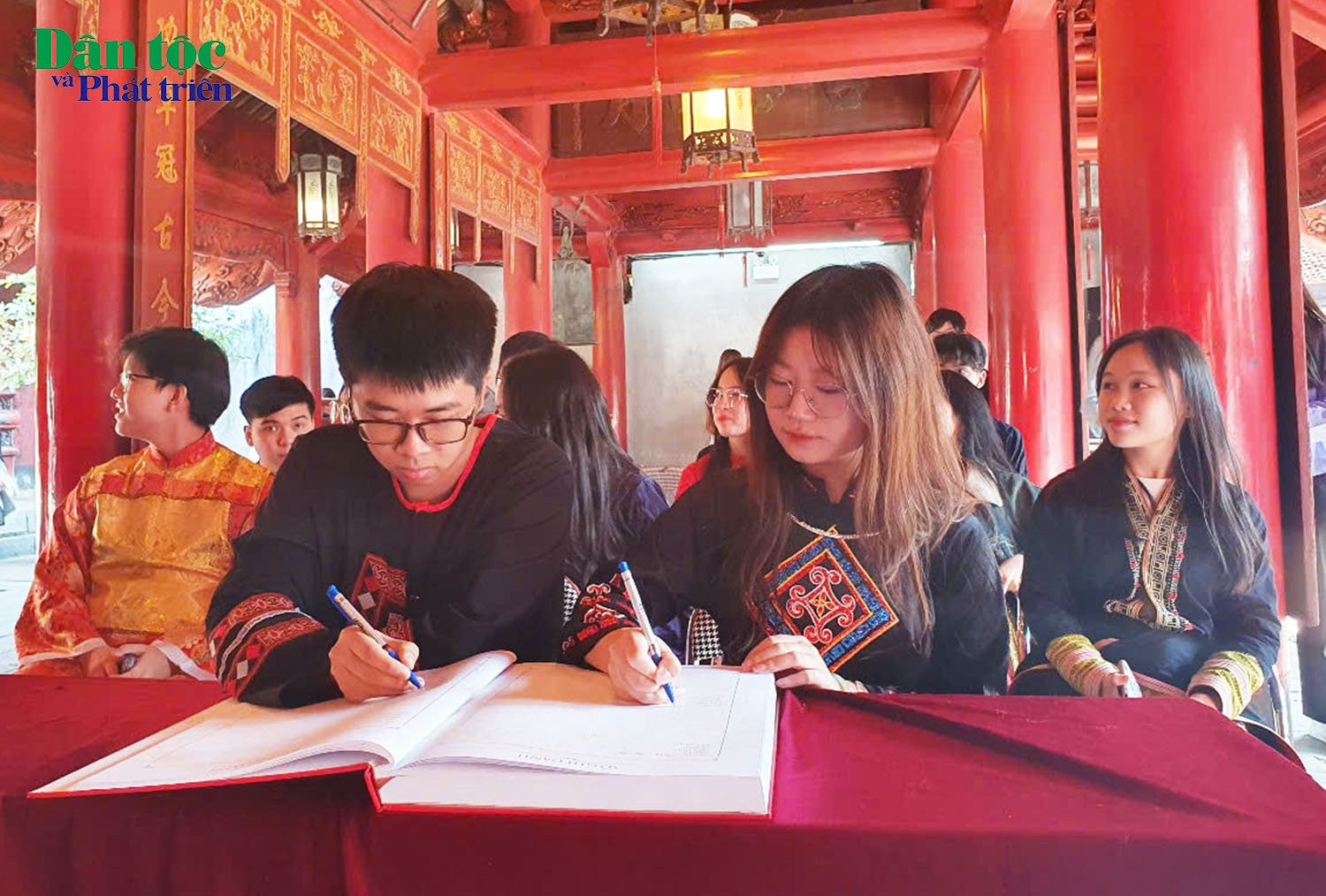 (PS ẢNH LỄ TUYÊN DƯƠNG - ĐÃ CÀI GIỜ) Đoàn HSSV, thanh niên DTTS xuất sắc, tiêu biểu dự Lễ tuyên dương dâng hương, ghi sổ vàng tại Văn miếu Quốc Tử Giám 7