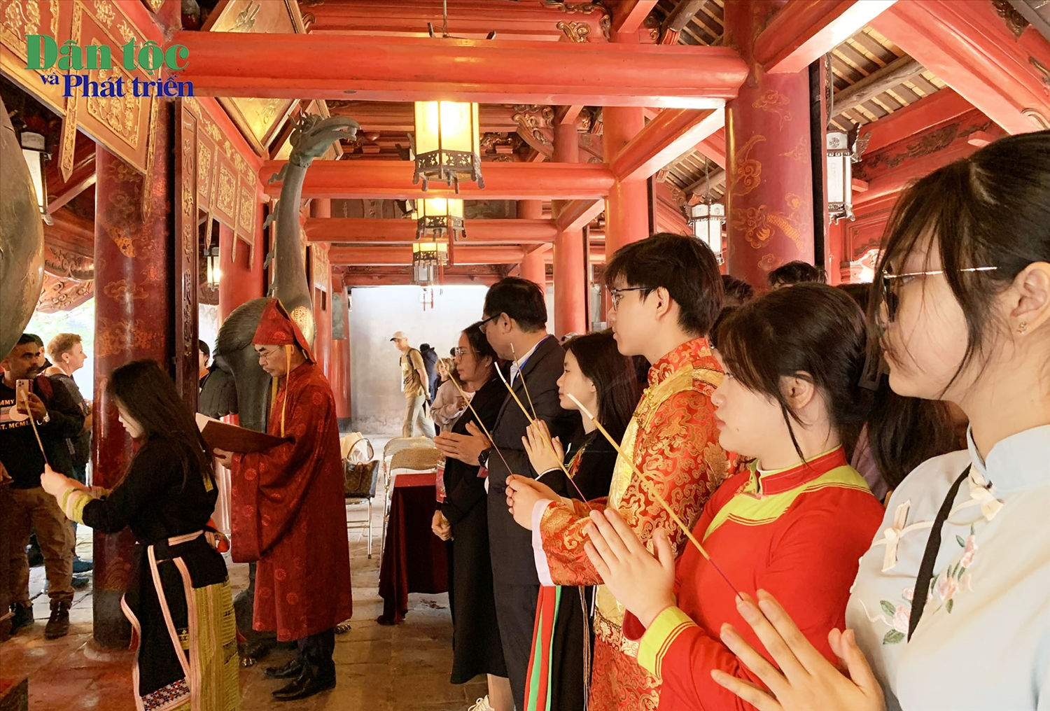 (PS ẢNH LỄ TUYÊN DƯƠNG - ĐÃ CÀI GIỜ) Đoàn HSSV, thanh niên DTTS xuất sắc, tiêu biểu dự Lễ tuyên dương dâng hương, ghi sổ vàng tại Văn miếu Quốc Tử Giám 1