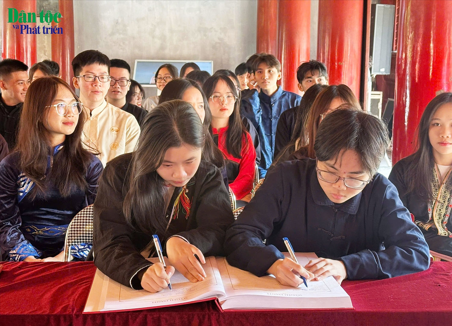 (PS ẢNH LỄ TUYÊN DƯƠNG - ĐÃ CÀI GIỜ) Đoàn HSSV, thanh niên DTTS xuất sắc, tiêu biểu dự Lễ tuyên dương dâng hương, ghi sổ vàng tại Văn miếu Quốc Tử Giám 5