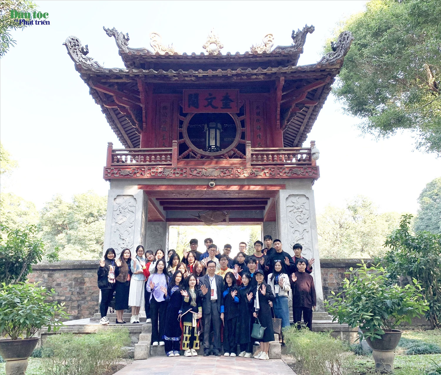 Các HSSV, thanh niên DTTS xuất sắc, tiêu biểu về dự Lễ tuyên dương chụp ảnh lưu niệm trước Khuê Văn Các trong Khu di tích Văn miếu Quốc Tử Giám