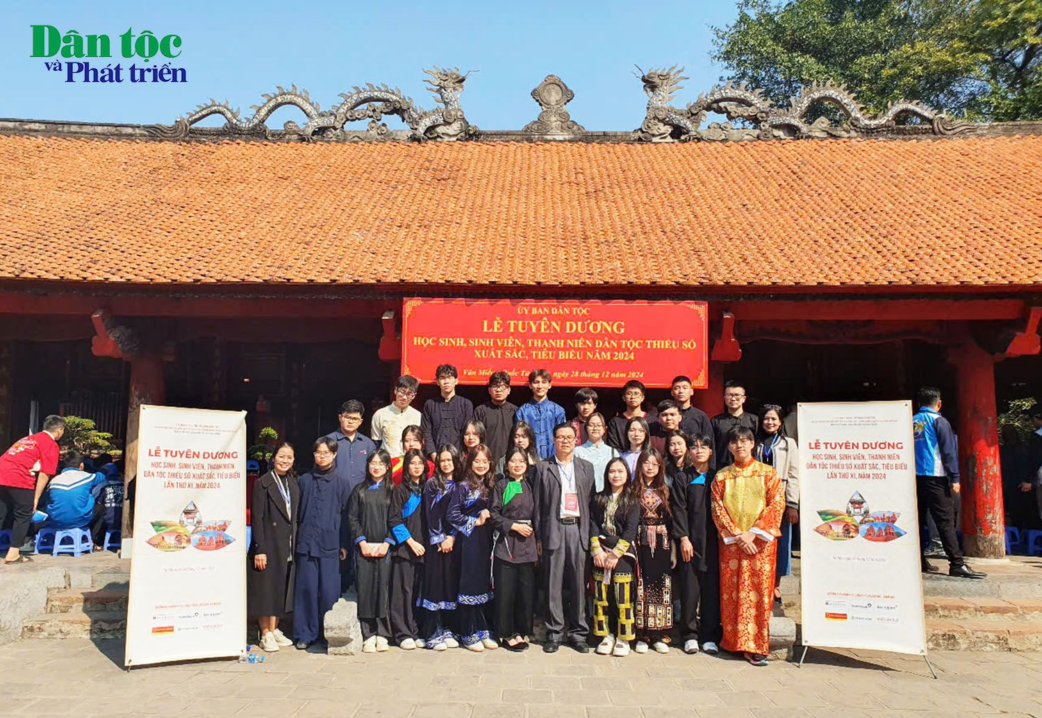 Các HSSV, thanh niên DTTS xuất sắc, tiêu biểu về dự Lễ tuyên dương chụp ảnh lưu niệm trước Nhà Thái miếu trong Khu di tích Văn miếu Quốc Tử Giám