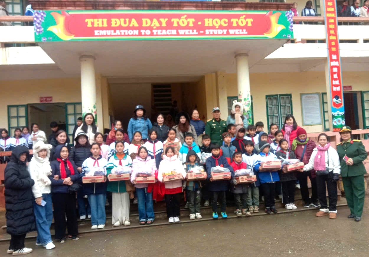 Trao quà cho hộ nghèo và học sinh nghèo xã Lùng Phình