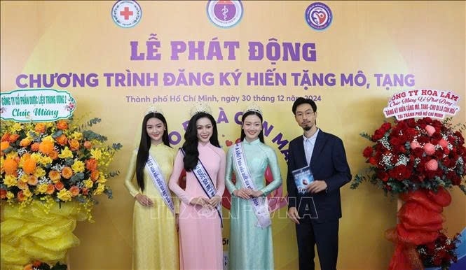 Nhiều văn, nghệ sĩ hưởng ứng đăng ký hiến tạng.Ảnh TTXVN Nhiều văn, nghệ sĩ hưởng ứng đăng ký hiến tạng.Ảnh TTXVN
