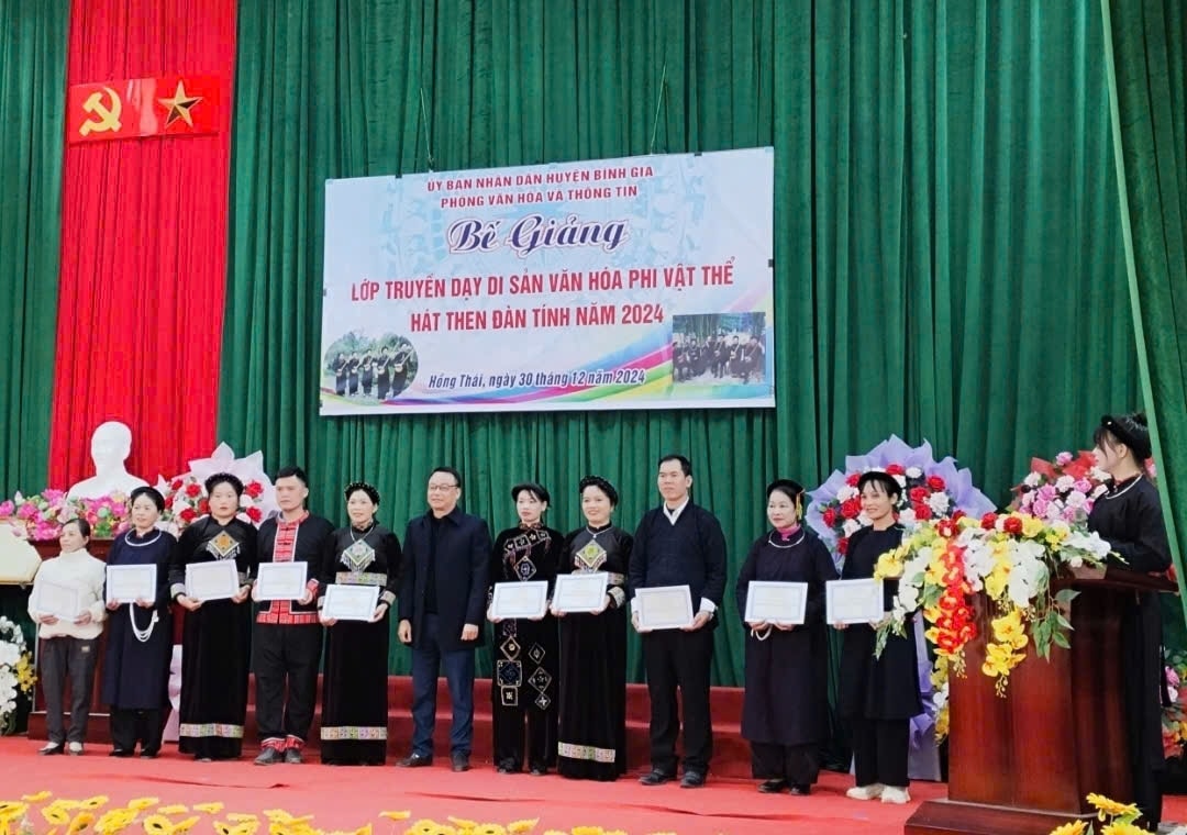 Bình Gia: Bế giảng Lớp truyền dạy di sản văn hóa phi vật thể hát Then đàn Tính năm 2024 