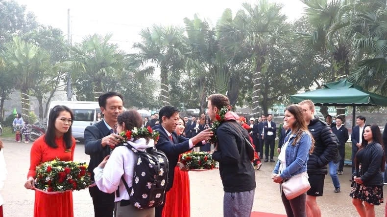 Tặng hoa và lì xì cho những vị khách đầu tiên năm 2025 Tặng hoa và lì xì cho những vị khách đầu tiên năm 2025