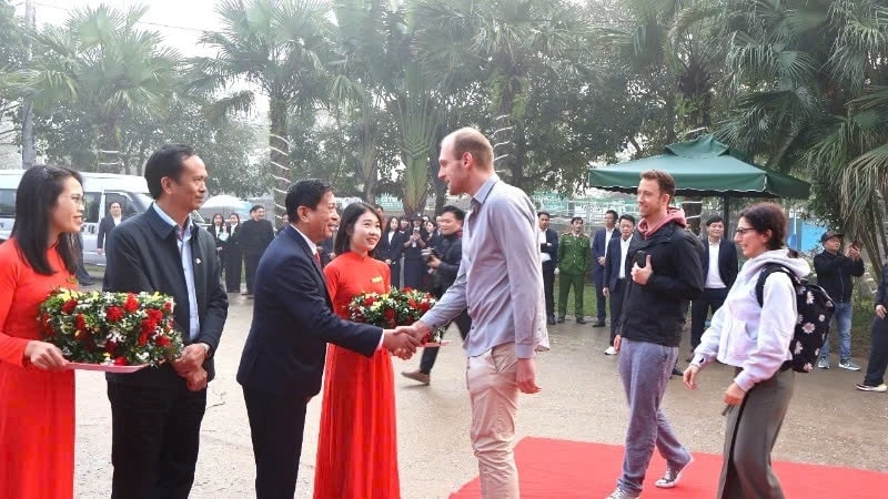Giám đốc Vườn quốc gia Phong Nha-Kẻ Bàng Phạm Hồng Thái đón những vị khách nước ngoài đầu tiên đến với di sản thế giới đầu năm 2025 Giám đốc Vườn quốc gia Phong Nha-Kẻ Bàng Phạm Hồng Thái đón những vị khách nước ngoài đầu tiên đến với di sản thế giới đầu năm 2025