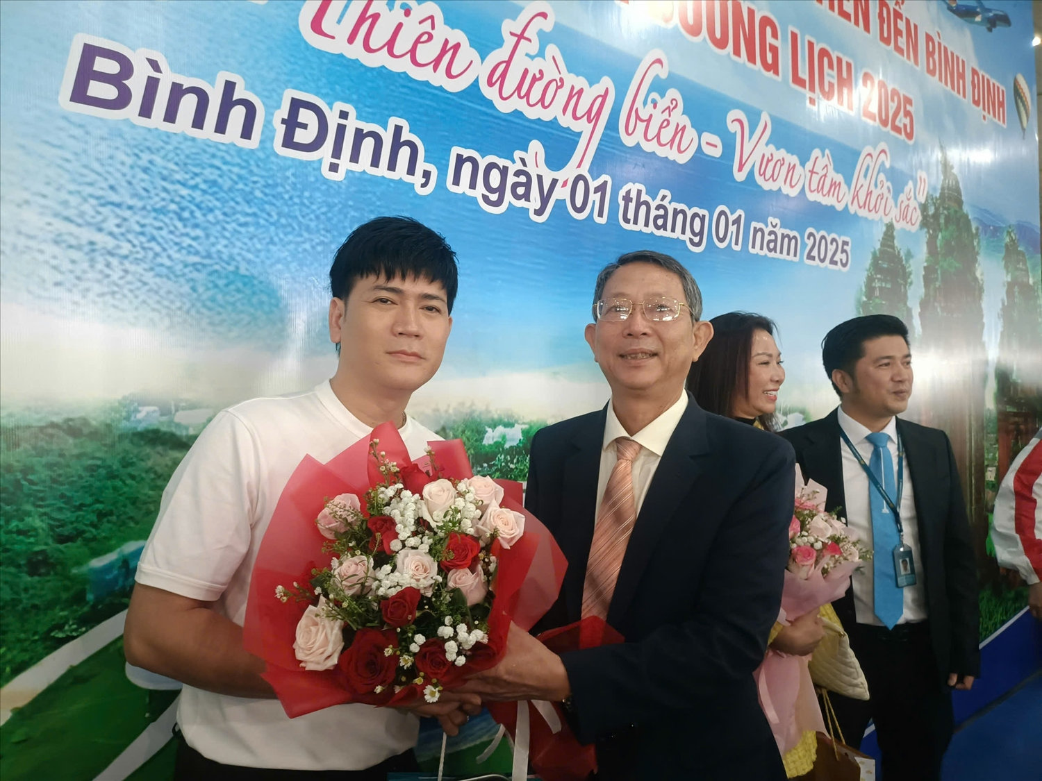 Ông Trần Văn Thanh – Giám đốc Sở Du lịch Bình Định  hoa cho ca sĩ Quách Thành Danh - một trong những vị khách đầu tiên đến Bình Định ngày đầu năm mới 2025