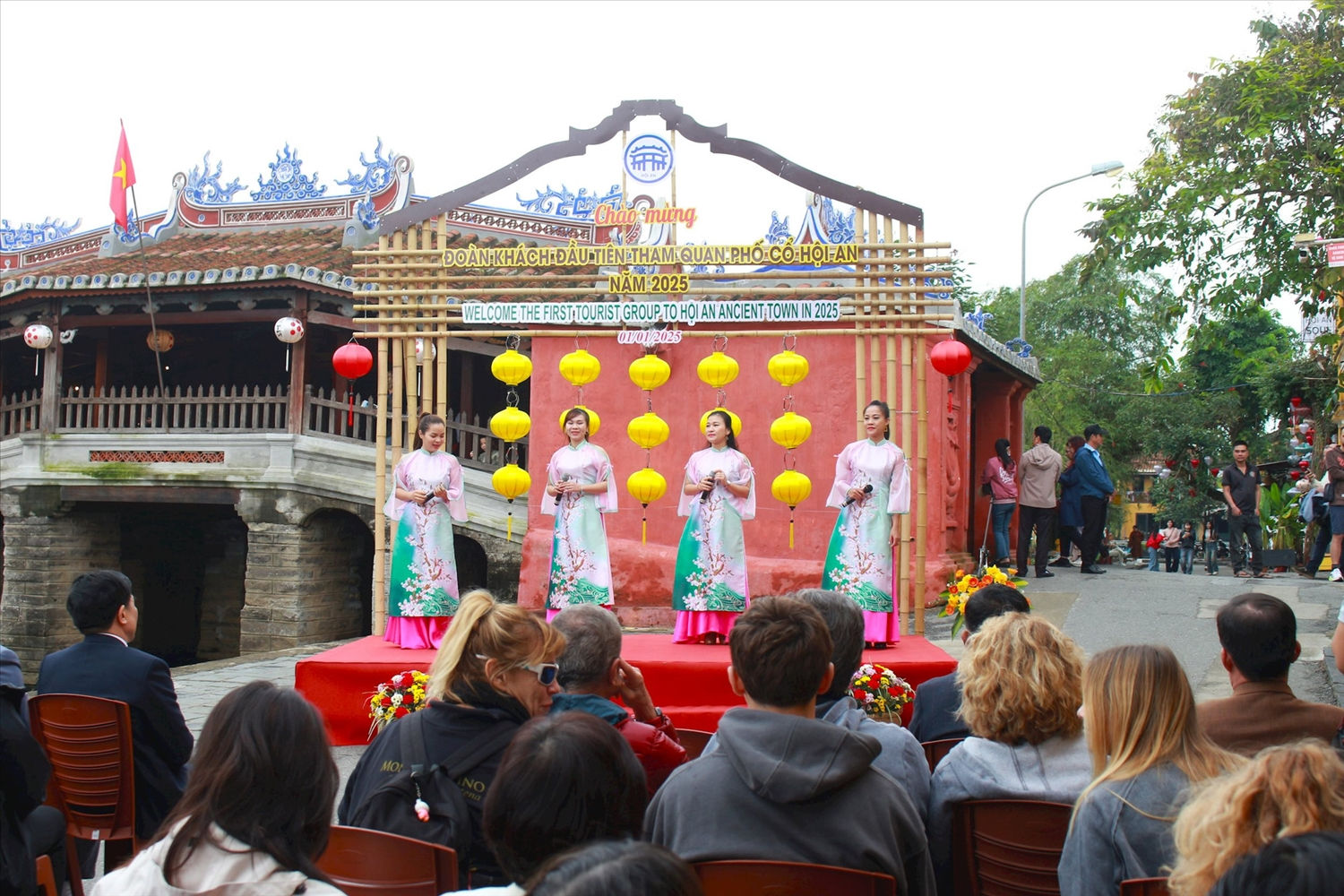 Chương trình văn nghệ chào đón đoàn khách đầu tiên xông đất ở Hội An. Chương trình văn nghệ chào đón đoàn khách đầu tiên xông đất ở Hội An.