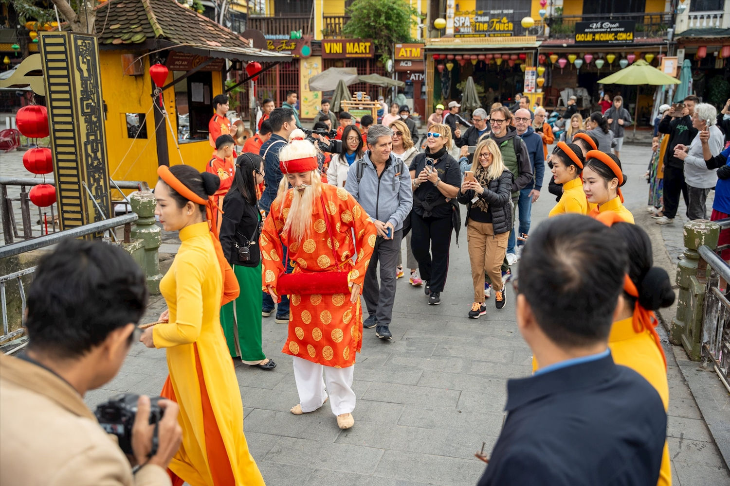 Văn nghệ chào đón khách của người dân Hội An. Văn nghệ chào đón khách của người dân Hội An.
